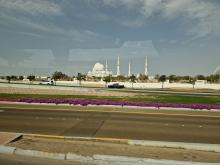 Photo sur l'autoroute menant de Dubaï à Abou Dabi: du désert et des mosquées