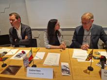 Pierre Maudet, Céline Vara et Christoph Neuhaus se coordonnent avant la conférence de presse