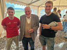 Augustin Mettraux, le seul candidat neuchâtelois aux WorldSkills de Shangaï en septembre 2026. En compagnie de Charles Häsler, Conseiller communal de La Sagne, et de Loïc Santschi, son coach et détenteur d'une médaille d'excellence aux WorldkSkills à Lyon en menuiserie