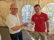 Greg Neuhaus souhaite bonne chance à Augustin Mettraux, un des trois Romands à concourir aux WorldSkills à Shangai (le seul Neuchâtelois aussi)
