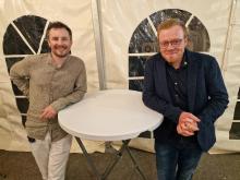 Jonas Tschäppät et Julien Moret tout sourires. Ce dernier a dévoilé le concept du Cube pour la présentation des métiers du bois à Capa'Cité. Les menuisiers ont déjà hâte de visiter le Cube du 10 au 16 septembre, à Cernier: la beauté des métiers du bois sera contée avec des images à couper le souffle.