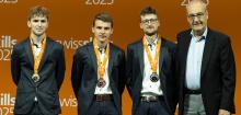 Un moment fort dans la vie d'Augustin. Sa médaille d'or aux SwissSkills en menuiserie. En présence de Guy Parmelin, Conseiller fédéral.