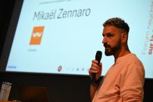 Mikaël Zennaro, fondateur de VNV, anime le quizz avec Valère Gogniat